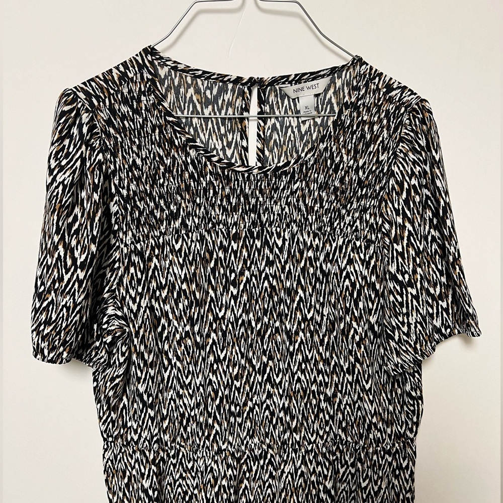 NINE WEST SHORT SLEEVE  SIZE XL BROWN/TAN/BLACK DESIGN AND ELASTIC WAIST BLOUSE - Picture 3 of 4